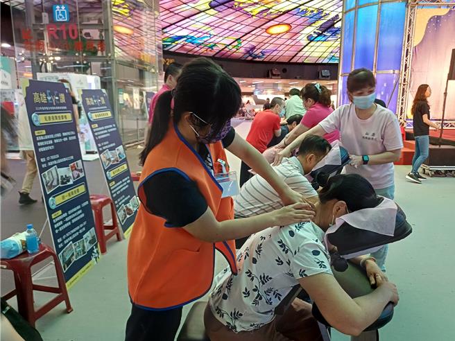 高雄有29家視障按摩據點榮獲優良標章認證。（翻攝照片／洪靖宜高雄傳真）