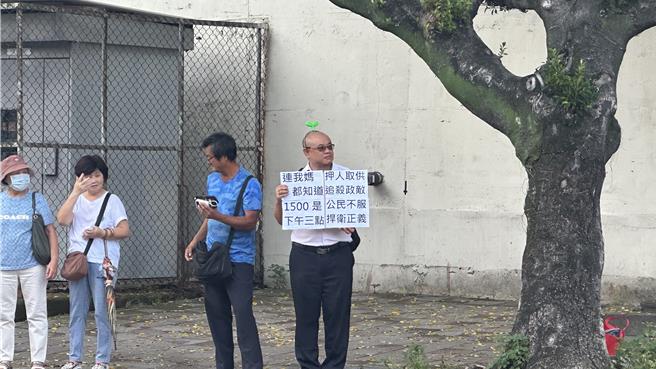 也有许多民眾围观攀谈，但只有少数民眾留下来加入站岗。（贺培晏摄）