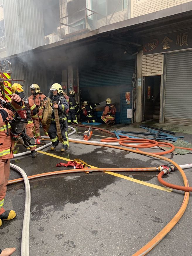 今（7日）下午16时许，新北市三重区中正北路428巷7弄发生一起火警。（简铭柱翻摄）