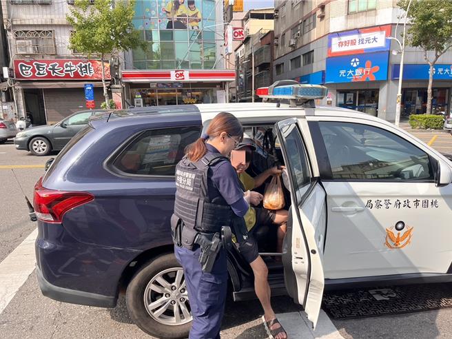 桃園市1名逾70歲患有帕金森氏症的古姓老翁，6日上午疑似因天氣炎熱，在中壢新明市場購物後，全身顫抖且行動緩慢腳步不穩，恰遇正在執行攤販整理勤務的中壢警分局興國派出所警員發現古翁行動緩慢且腳步不穩，隨時可能摔倒，上前攙扶，發現他全身顫抖，在員警關懷之下，協助將古翁安全的送返家。（警方提供／廖姮玥桃園傳真）