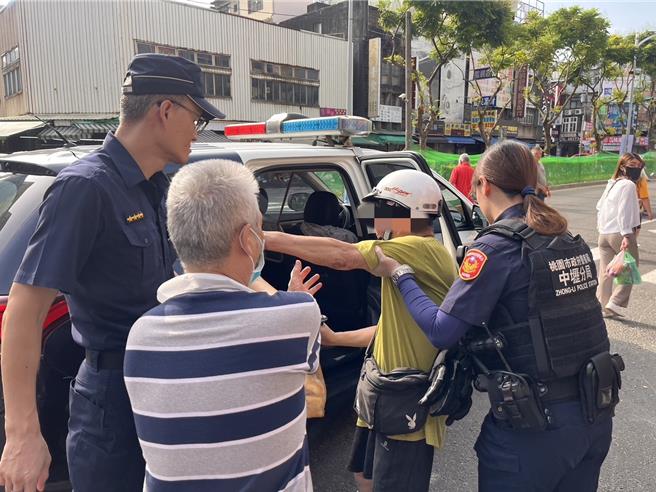 桃園市1名逾70歲患有帕金森氏症的古姓老翁，6日上午疑似因天氣炎熱，在中壢新明市場購物後，全身顫抖且行動緩慢腳步不穩，恰遇正在執行攤販整理勤務的中壢警分局興國派出所警員發現古翁行動緩慢且腳步不穩，隨時可能摔倒，上前攙扶，發現他全身顫抖，在員警關懷之下，協助將古翁安全的送返家。（警方提供／廖姮玥桃園傳真）