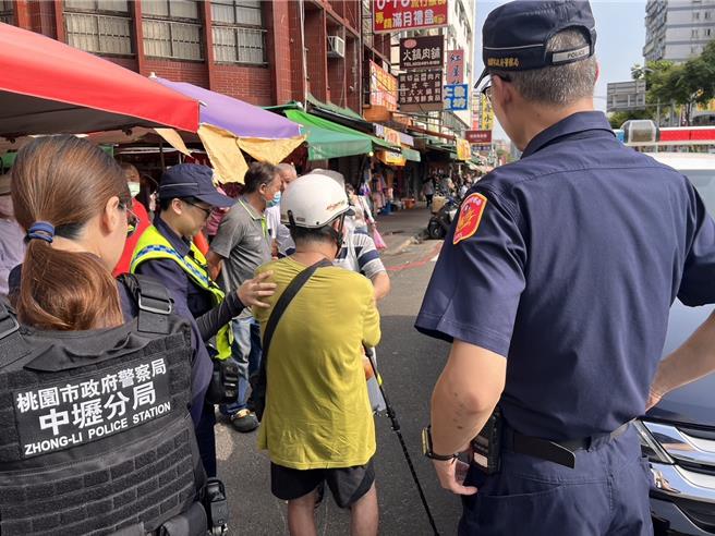 桃園市1名逾70歲患有帕金森氏症的古姓老翁，6日上午疑似因天氣炎熱，在中壢新明市場購物後，全身顫抖且行動緩慢腳步不穩，恰遇正在執行攤販整理勤務的中壢警分局興國派出所警員發現古翁行動緩慢且腳步不穩，隨時可能摔倒，上前攙扶，發現他全身顫抖，在員警關懷之下，協助將古翁安全的送返家。（警方提供／廖姮玥桃園傳真）