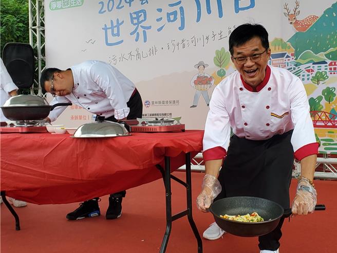 雲林縣環保局長張喬維（左）與縣議員李明哲（右）示範用澆灌作物煎豆皮披薩。（周麗蘭攝）