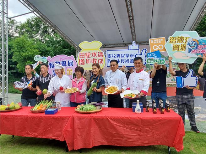 桌面上的作物都是使用沼渣沼液施肥的農作物。（周麗蘭攝）