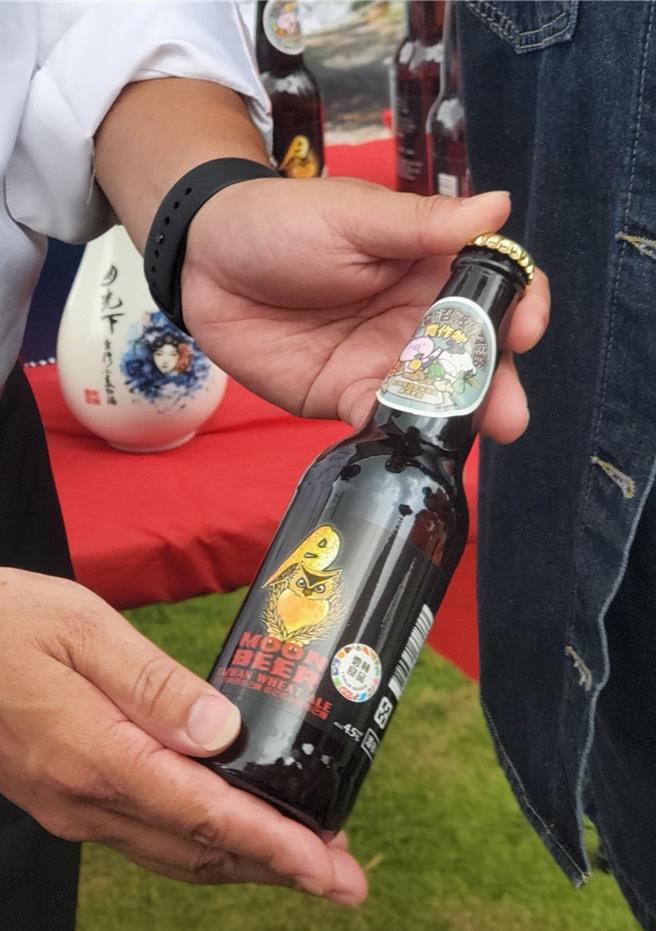 麥寮鄉的小麥使用沼渣沼液灌溉，加工成啤酒，瓶身張貼標示。（周麗蘭攝）★《中時新聞網》關心您：飲酒過量，有礙健康。酒後不開車，安全有保障！