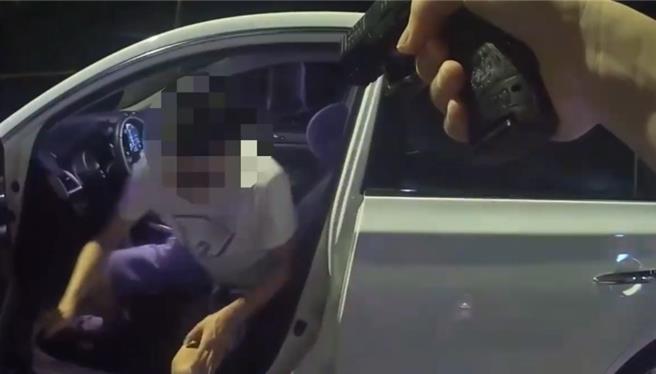 警方持槍制伏陳男。（板橋警分局提供）