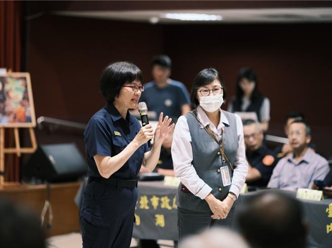  兆豐銀行協理與分局長表達金融機構一同打詐的決心。（翻攝照片／林郁平台北傳真）