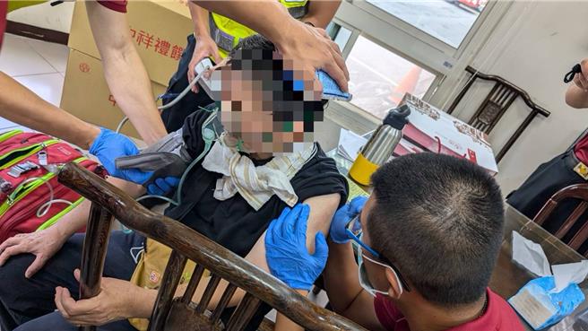 桃園市大溪區1名約60歲的黃姓婦人，獨自在三層地區附近果園工作時遭虎頭蜂螫咬，並出現全身不適、呼吸困難、頭暈、四肢麻木及冒冷汗等嚴重症狀，桃園市政府消防局第四大隊大溪分隊接獲報案召集高級救護員謝豐安，立即進行急救。（消防局提供／廖姮玥桃園傳真）