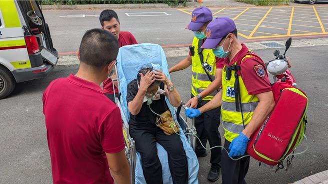 桃園市大溪區1名約60歲的黃姓婦人，獨自在三層地區附近果園工作時遭虎頭蜂螫咬，並出現全身不適、呼吸困難、頭暈、四肢麻木及冒冷汗等嚴重症狀，桃園市政府消防局第四大隊大溪分隊接獲報案召集高級救護員謝豐安，立即進行急救。（消防局提供／廖姮玥桃園傳真）