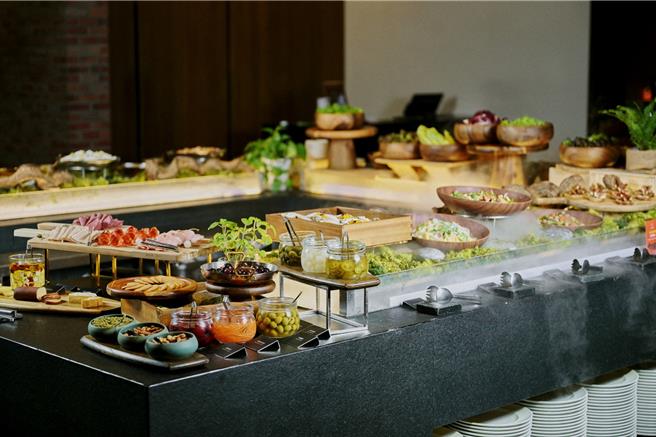 民眾身份证字号符合1跟0或是名字发音同「壹零」，于9月14日和15日周末到台南晶英各餐饮单位，能以10块钱铜板购买到指定商品。（图／台南晶英酒店）