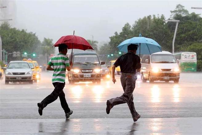 气象署针对全台18县市发布豪大雨特报，其中新北、基隆为豪雨等级，台中机场也紧急暂停作业。(资料照)