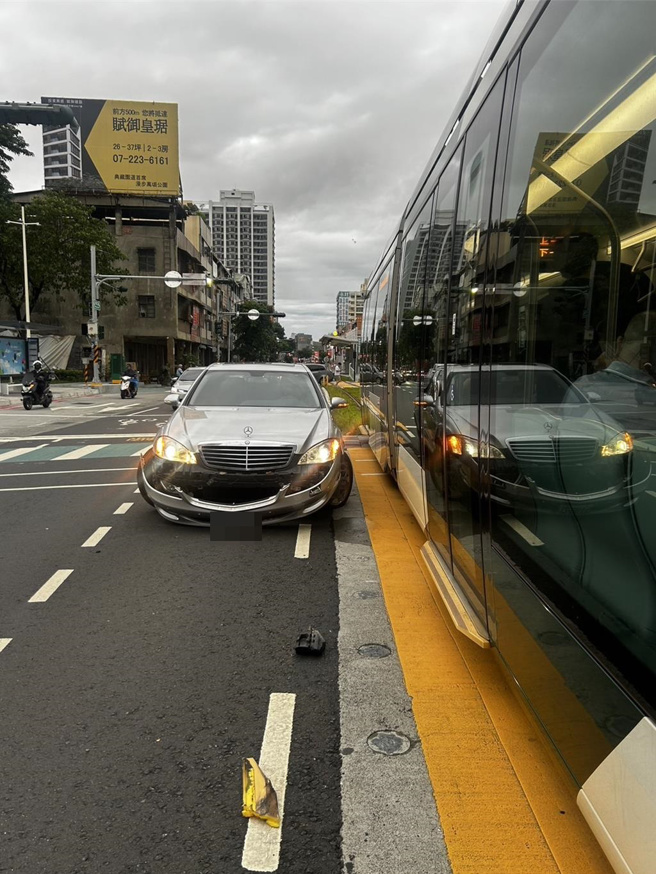 高雄輕軌今天傍晚遭違規左轉賓士擦撞，造成輕軌延誤超過半小時所幸無人受傷。（民眾提供／任義宇高雄傳真）