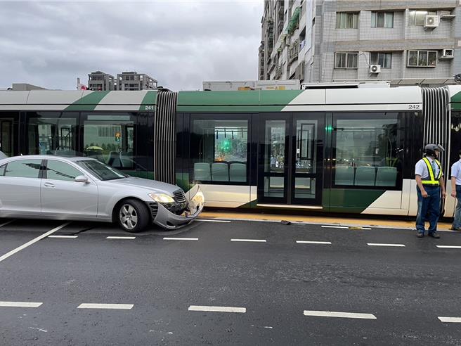 高雄輕軌今天傍晚遭違規左轉賓士擦撞，造成輕軌延誤超過半小時所幸無人受傷。（民眾提供／任義宇高雄傳真）