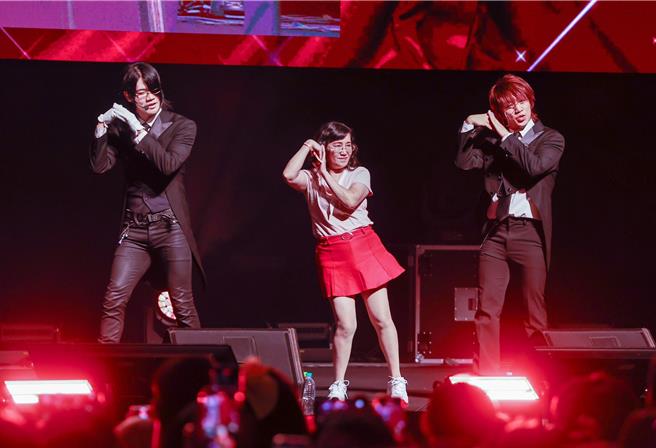 ASMRZ还与网红美凤老师惊喜合体大跳〈晚安大小姐〉。（罗永铭摄）