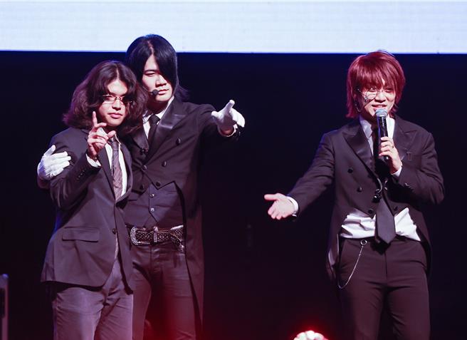 还有男粉丝办成日本执事造型上台。（罗永铭摄）