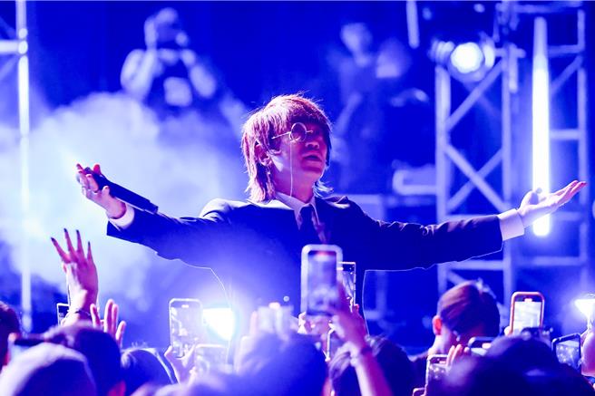 TANAKA更独自献唱2首歌，并走下台近距离与歌迷互动。（罗永铭摄）