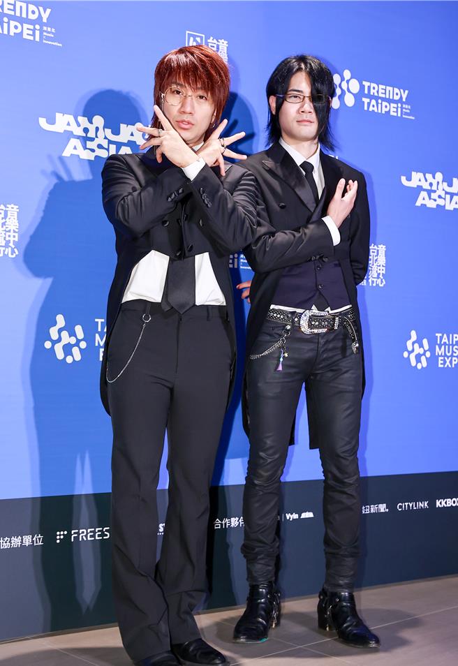 TANAKA（左）和NEEDMORECASH在后台访问仍维持执事人设。（罗永铭摄）