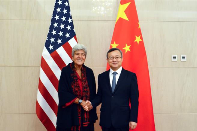 中美商贸工作组第2次副部长级会议7日在天津举行，由大陆商务部副部长王受文与美国商务部副部长拉戈（Marisa Lago，左）共同主持。（大陆商务部）