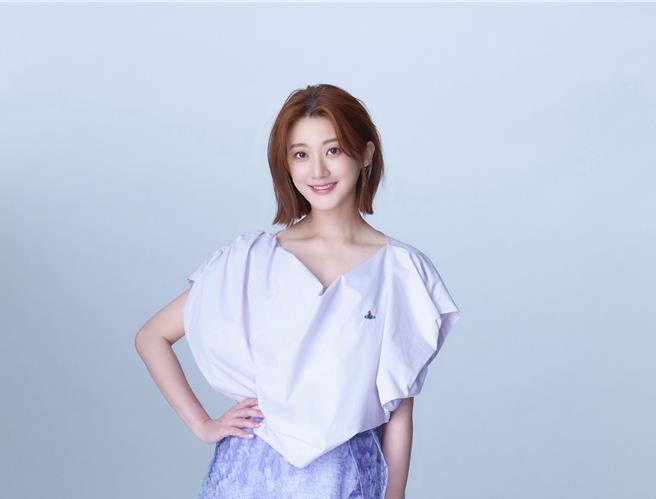 林逸欣日前响应偏乡学童护眼计画，赴屏东牡丹乡高士国小，开心跟学童互动。（台湾防盲基金会提供）