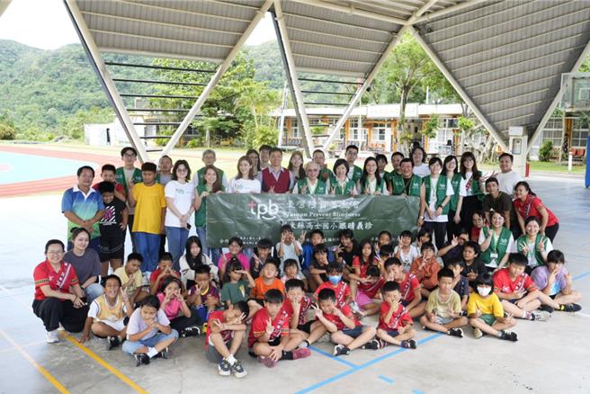 林逸欣日前响应偏乡学童护眼计画，赴屏东牡丹乡高士国小，开心跟学童互动。（台湾防盲基金会提供）