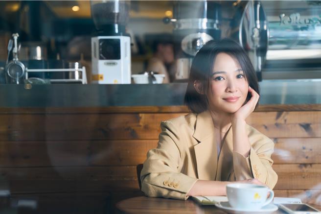 梁文音日前拍攝新歌MV，飾演女主角的閨密。（環球音樂提供）