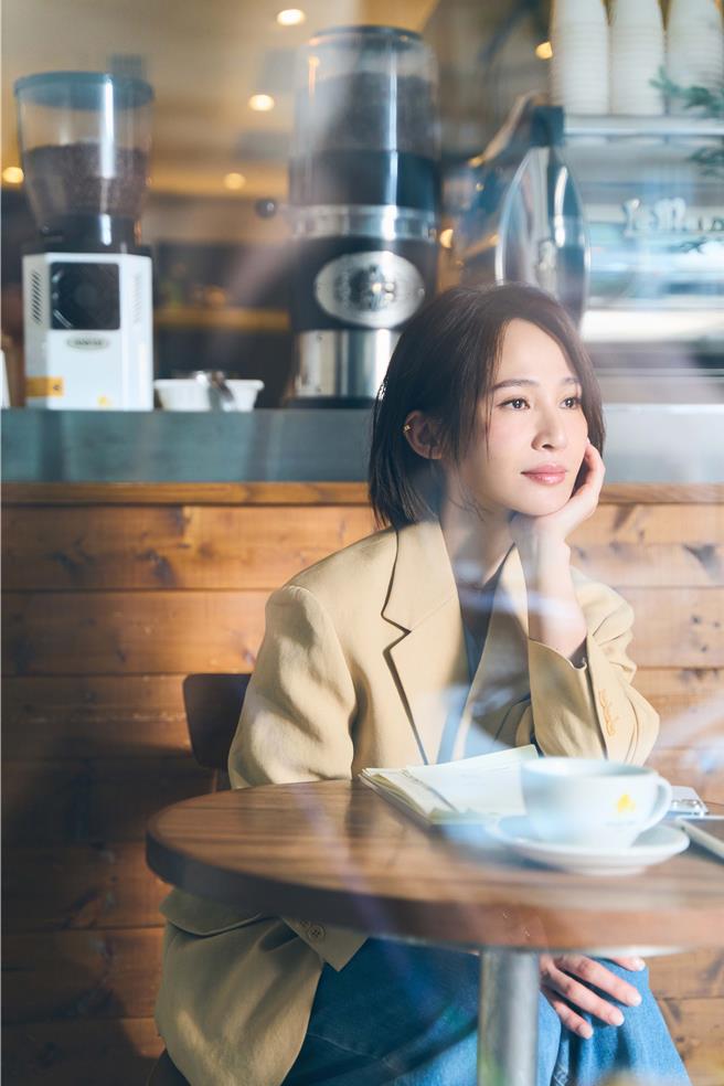 梁文音日前拍攝新歌MV，飾演女主角的閨密。（環球音樂提供）