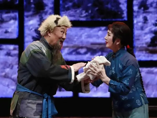 章晓申与太太吴海燕同台演唱《白毛女》中《扎红头绳》。（图／摄自 百度百科）