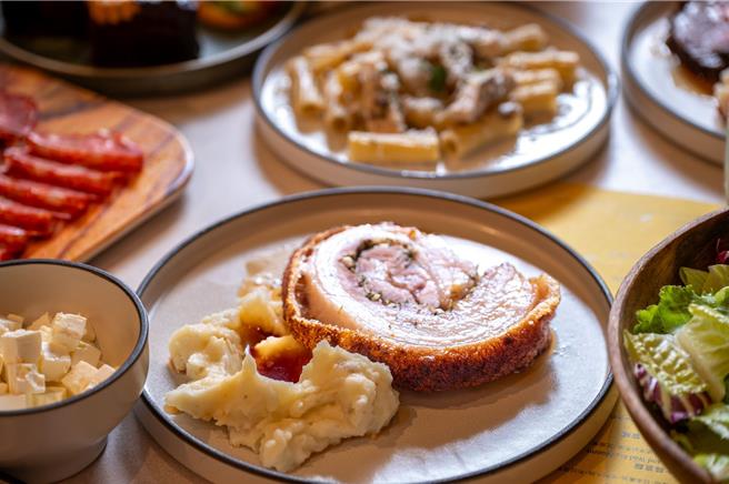 義式香料豬肉捲，香料包覆脆皮多汁。（洪秀瑛攝)