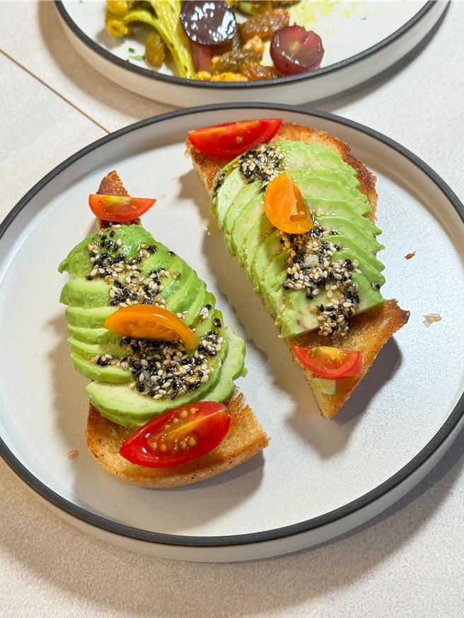 綴以酪梨的甜點，健康美味。（洪秀瑛攝) 