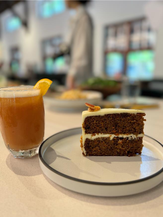 胡蘿蔔蛋糕與清涼冷飲十分搭配。（洪秀瑛攝)