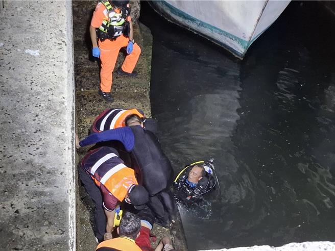 2024年9月7日澎湖縣／老船長7日下午跳船要登岸時不慎失足落海沒人知，5小時後撈起已斷魂。（許逸民攝）