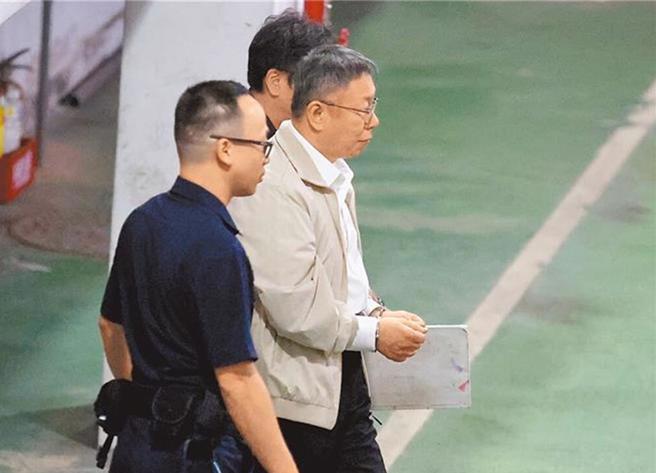 前台北市长、民眾党主席柯文哲（中）涉及京华城弊案，台北地方法院5日重开羁押庭，裁定羁押禁见。（姚志平摄）