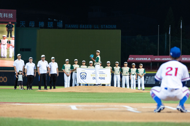 龟山国小少棒队7日来到天母棒球场为U18亚青开球。（台湾世界少棒联盟提供）