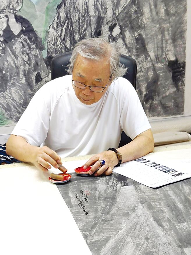 藝術家顏聖哲作品蘊含清新雋永的意味，為水墨畫注入了現代感。圖／333畫廊提供