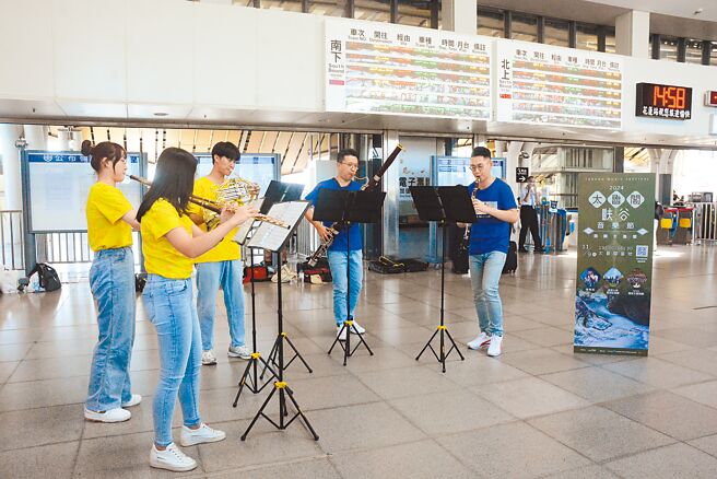 國家交響樂團木管五重奏的5位音樂家，6日到花蓮車站「快閃演奏」，也預告太魯閣峽谷音樂節11月9日將登場。（王志偉攝）