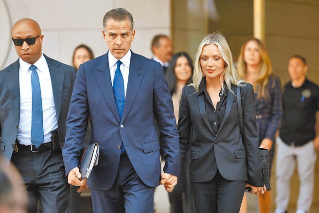 逃税遭控9罪名，拜登之子韩特（中）意外认罪。（路透）