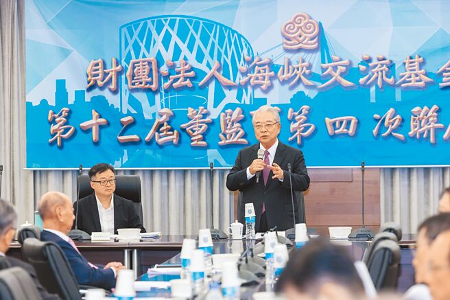 海基会6日举行董监事会议，由回锅担任代理董事长的许胜雄主持，他期待两岸心存善念、以民为本，避免不必要的猜忌。（郭吉铨摄）