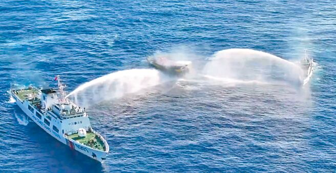 美国驻中国大使勃恩斯提到，他担心中共海军对美国盟友菲律宾和日本的「具侵略性、令人惧怕的行为」。图为大陆海警船以水炮驱离试图驶进仁爱礁的菲律宾补给船。（摘自菲律宾海岸巡防队官网）