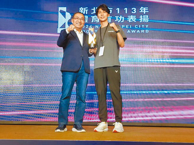 新北市長侯友宜（左）6日出席新北市體育有功表揚典禮，在巴黎奧運獲拳擊金牌的林郁婷（右）獲頒傑出運動員獎。（陳慰慈攝）