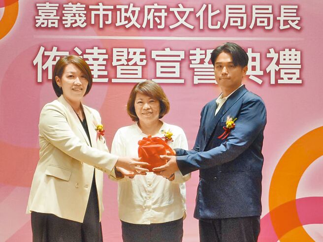 嘉義市文化局卸新任局長6日交接，卸任局長盧怡君（左）將印信交給新任局長謝育哲（右），市長黃敏惠（中）見證。（廖素慧攝）