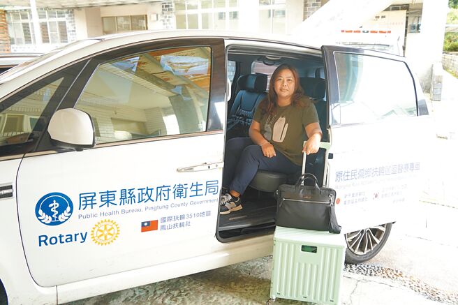 屏东县三地门乡卫生所护理师吴甘美茜为方便协助病患，打造「一卡皮箱跑遍原乡」服务。（屏县府提供／谢佳潾屏东传真）