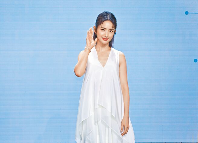 林依晨6日出席代言記者會，看起來心情沒受到風波影響。（羅永銘攝）