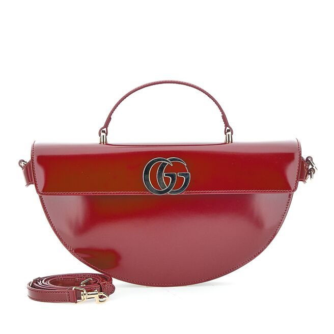 GUCCI GG LOGO扣饰Ancora红色半月包，14万3600元。（GUCCI提供）