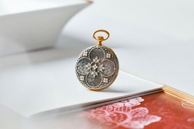 江詩丹頓1909年鉑金黃金金雕垂式懷表，精緻細雕的做工，令人讚歎。（Vacheron Constantin提供）