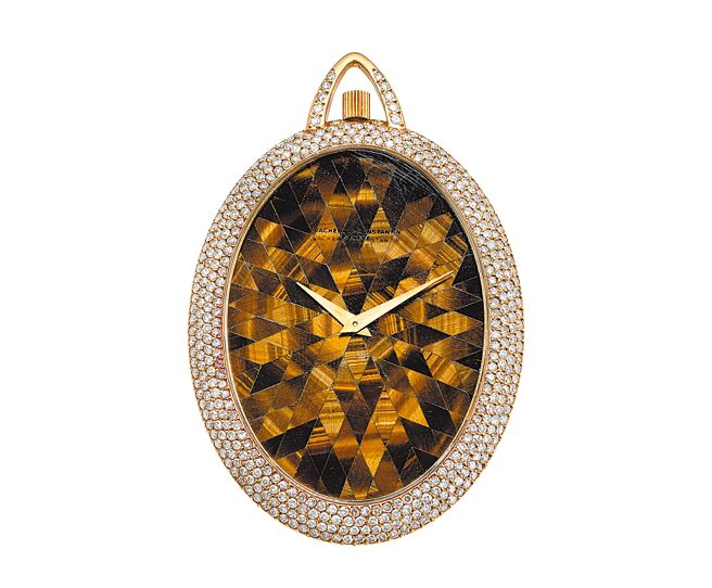 江詩丹頓1979年虎眼石面盤項鍊懷表，菱形虎眼石拼貼圖案十分華美。（Vacheron Constantin提供）