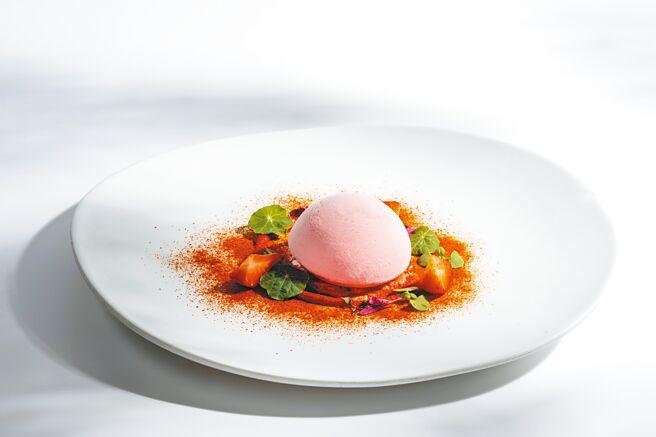 「绯雪」将西班牙经典「番茄冷汤」改造，层次丰富型色皆诱人。（慕舍酒店提供）