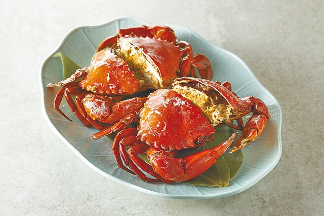 「盐焗处女蟳」封存蟹肉的鲜嫩口感与鲜美原汁，需费时近1小时烹调，深受老饕好评。（欣叶国际餐饮提供）