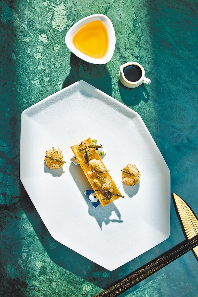 「龙井茶叶泰国虾」为江浙经典菜「龙井虾仁」升级版，看似简单却相当费时费工，以龙井茶、花雕酒增添香气与风雅。 （aMaze心宴餐厅提供）（饮酒过量有碍健康）