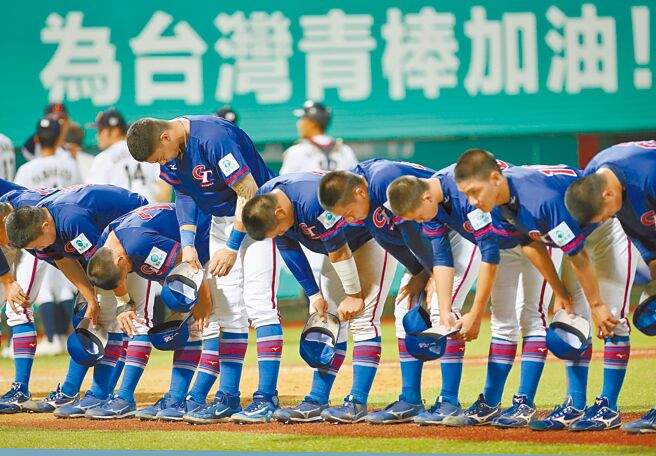 U18亞洲青棒賽中華隊以1分不敵日本隊，賽後全體球員向球迷鞠躬致意。（范揚光攝）