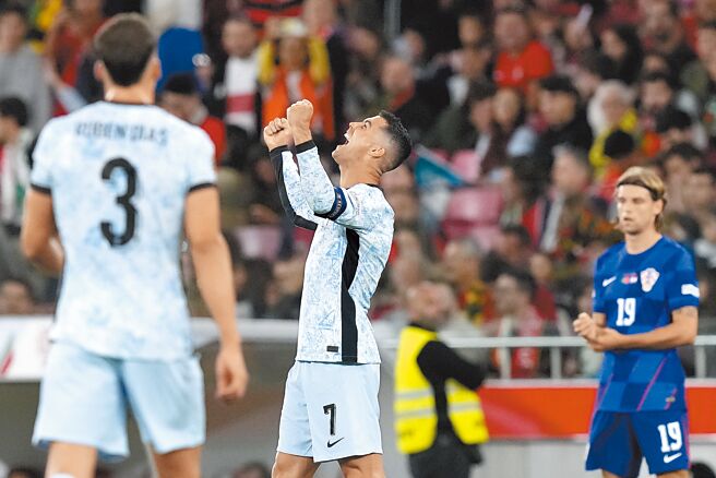 葡萄牙知名球星C.羅納度 (Cristiano Ronaldo，C羅)在其各種社群媒體帳戶上的粉絲總數已達10億，這使得他成為史上第一位達到這一令人難以置信數字的明星。（美聯社）